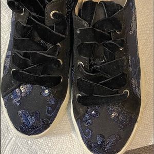 Dark blue sneakers with embezzlement. 6.5. Like new